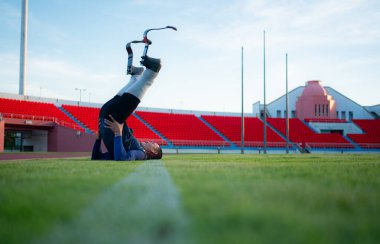 Engelli sporcular antrenmanlar arasında stadyumda mola verdiler.