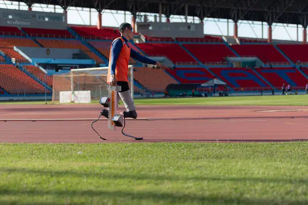 Engelli sporcular başlangıç pozisyonunda stadyum pistinde koşmaya hazır olun.