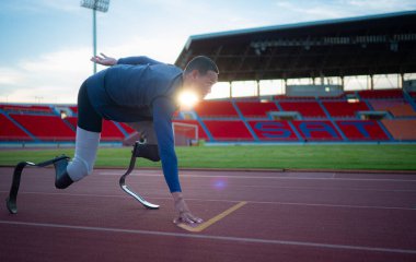 Engelli sporcular başlangıç pozisyonunda stadyum pistinde koşmaya hazır olun.