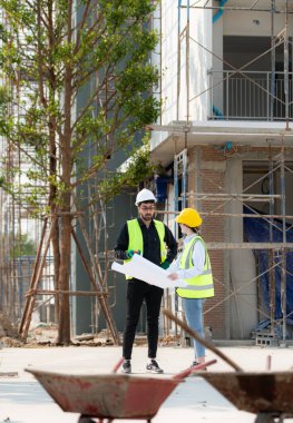 Mimar ve mühendis portresi çok katlı bina yapımında tecrübeli.