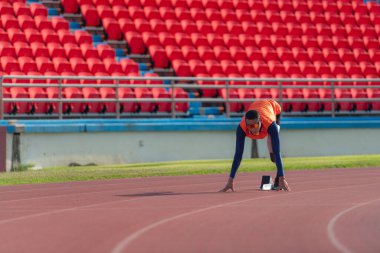 Engelli sporcular başlangıç pozisyonunda stadyum pistinde koşmaya hazır olun.