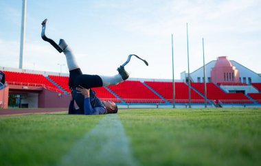Engelli sporcular antrenmanlar arasında stadyumda mola verdiler.