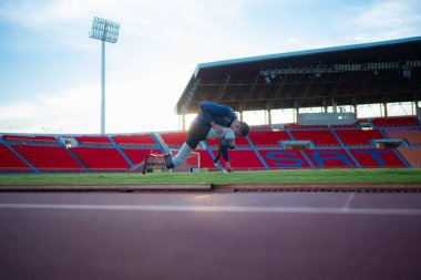 Engelli sporcular antrenmanlar arasında stadyumda mola verdiler.