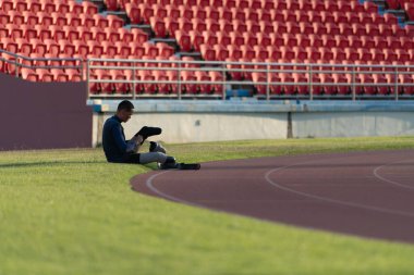 Engelli sporcular antrenmanlar arasında stadyumda mola verdiler.
