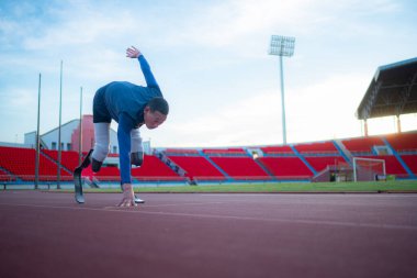 Engelli sporcular başlangıç pozisyonunda stadyum pistinde koşmaya hazır olun.