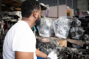 Otomobil tamirhanesinde araba tamir eden adamlar, seçici odaklanma.