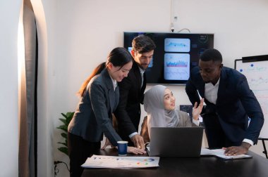 Modern bir ofiste birlikte çalışan çok ırklı iş adamları.