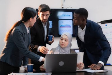 Modern bir ofiste birlikte çalışan çok ırklı iş adamları.