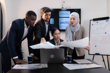 Modern bir ofiste birlikte çalışan çok ırklı iş adamları.