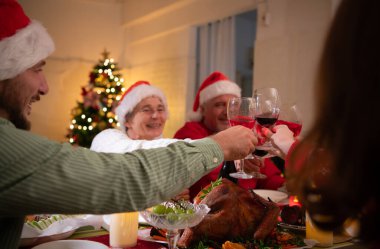 Mutlu Noeller ve mutlu tatiller! Mutlu bir aile Noel 'i evde kutluyor..