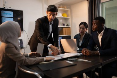 Modern bir ofiste birlikte çalışan çok ırklı iş adamları.