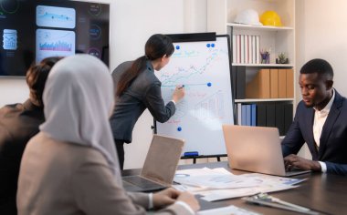 Modern bir ofiste birlikte çalışan çok ırklı iş adamları.