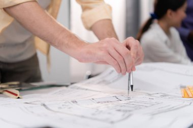 Mimar ve tasarımcı grubu, rüzgar ve güneş ışığı gibi doğal enerjiden yararlanan yeşil bir ev inşa ediyor..