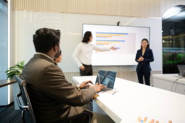 İş adamlarının ofiste toplantı ve konferans salonunda hediyeleri var. İş toplantısı konsepti.