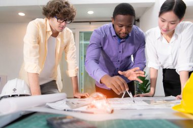 Mimar ve tasarımcı grubu, rüzgar ve güneş ışığı gibi doğal enerjiden yararlanan yeşil bir ev inşa ediyor..