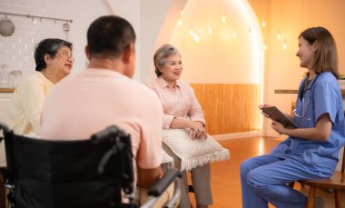 Huzurevinde yaşlı insanlar hemşire ile konuşuyor. Huzurevi kavramındaki yaşlılar.