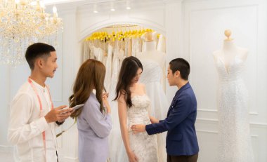 LGBT çiftleri gelinlik seçiyorlar. Tasarımcılar gelinlik için nasıl uygun ve sevimli olacaklarını öneriyorlar..