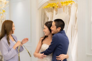 LGBT çiftleri gelinlik seçiyorlar. Tasarımcılar gelinlik için nasıl uygun ve sevimli olacaklarını öneriyorlar..