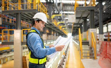 Şablonları olan elektrikli araç mühendisi teftiş döngüsüne göre elektrikli tren makinelerini incelemeye hazır. Elektrik treni tren raylarına girmeden önce.