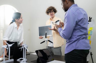 Mimarlar ve tasarımcılardan oluşan çok uluslu bir ekip, ofis ve konut binaları için güneş pili panelleri tasarımları için beyin fırtınası yapmak üzere toplanıyor.