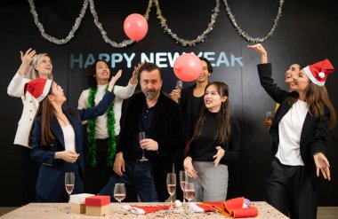 Bir grup arkadaş yeni yılı kutluyor ve şirket partisinde eğleniyorlar..