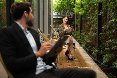 İki işadamı da açık kafede dijital tablet kullanıyor. İş adamları kahve dükkanında buluşuyor..