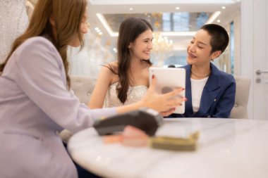 LGBT çiftleri gelinlik seçiyorlar. Tasarımcılar gelinlik için nasıl uygun ve sevimli olacaklarını öneriyorlar..