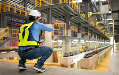 Elektrikli araç mühendisi teftiş döngüsüne göre elektrikli treni teftiş etmeye hazır olun. Elektrik treni tren raylarına girmeden önce.