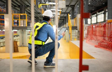 Elektrikli araç mühendisi teftiş döngüsüne göre elektrikli treni teftiş etmeye hazır olun. Elektrik treni tren raylarına girmeden önce.