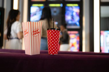 Bugün her iki genç kadın da film programını izlemek için ayağa kalkar..