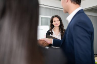 İş adamları el sıkışıyor, toplantıyı bitiriyor. Sığ alan derinliği.