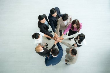 Bir grup iş adamının birbirleriyle el ele verip güçlenmelerini sağlıyorlar.