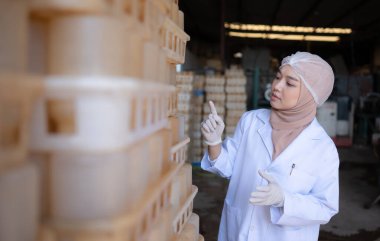 Laboratuvarda çalışan genç bir bilim adamının portresi mantar evindeki mantar kültür şişelerini inceliyor..