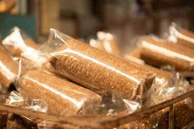 Sepetlerdeki mantar topakları poşetlere doldurulup mayalanma maddesiyle doldurulmaya ve büyüyen eve götürülmeye hazır..