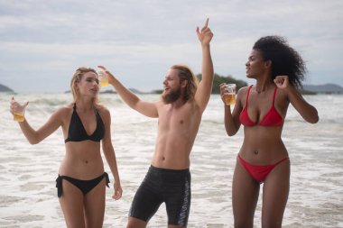 Bir grup arkadaş sahilde eğleniyor. Genç kadınlar sahilde eğleniyor..