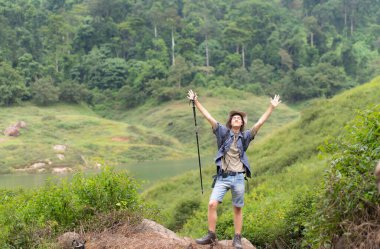 Sırt çantalı genç adam ormanda yürüyüş yapıyor. Etkin yaşam tarzı kavramı.