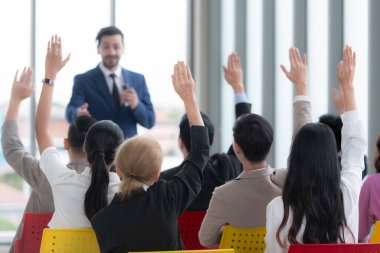 Bir grup iş adamı bir seminer düzenler. Teknoloji güdümlü bir çağda iş yapmanın başarısını tartışın..