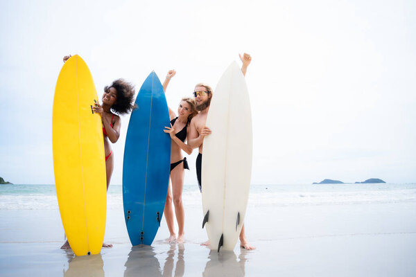 Портрет улыбающейся девушки в бикини с доской для серфинга на пляже