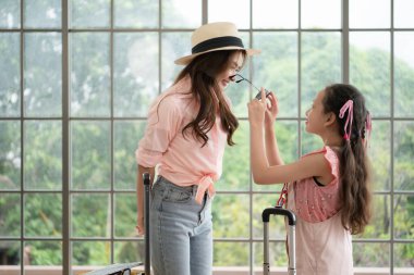 Anne ve kızı mutlu ve hafta sonu gezisine çıkmaya hazırlar.