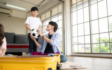 Baba, anne, oğul ve kızıyla hafta sonu seyahati için bavul hazırlıyorum.