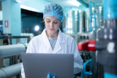 Bir içme suyu fabrikasında içme suyu üzerine bilimsel araştırma yapan kadın araştırmacı..