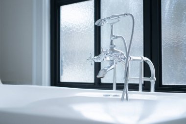 Banyo musluğu ve günışığı ile modern banyoda lavabo