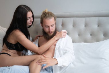 Yatakta genç ve seksi bir çift. Kadın ve erkek yatak odasında..