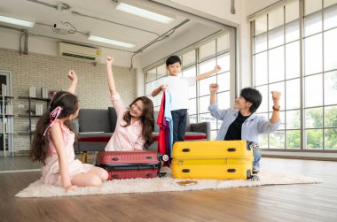 Baba, anne, oğul ve kızıyla hafta sonu seyahati için bavul hazırlıyorum.