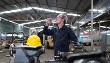 Uzun ve sıkı çalışmaktan yorgun düşmüş kıdemli mühendis.