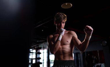 Muay Thai, Tayland dövüş sanatları yabancıların ilgisini çeker ve nefsi müdafaa için pratik yapar ya da profesyonel bir boksör olarak sahnede dövüşür..