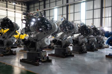 Robot deposu, müşterilere teslim etmeden önce kontrol etmek, programlamak ve test etmek için robot kolu depolamak için bir yer..