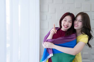 LGBT çiftleri sevdiklerinin etrafına gökkuşağı bayrakları örterek ısınıyor ve otel odalarının pencerelerini birlikte dikizliyorlar..