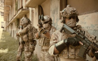 Profesyonel deniz askerler silah askeri bir dizi ile eğitim.