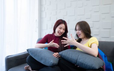 LGBT çiftleri rahat bir hayat yaşıyorlar. Mutlu bir şekilde eğleniyoruz.